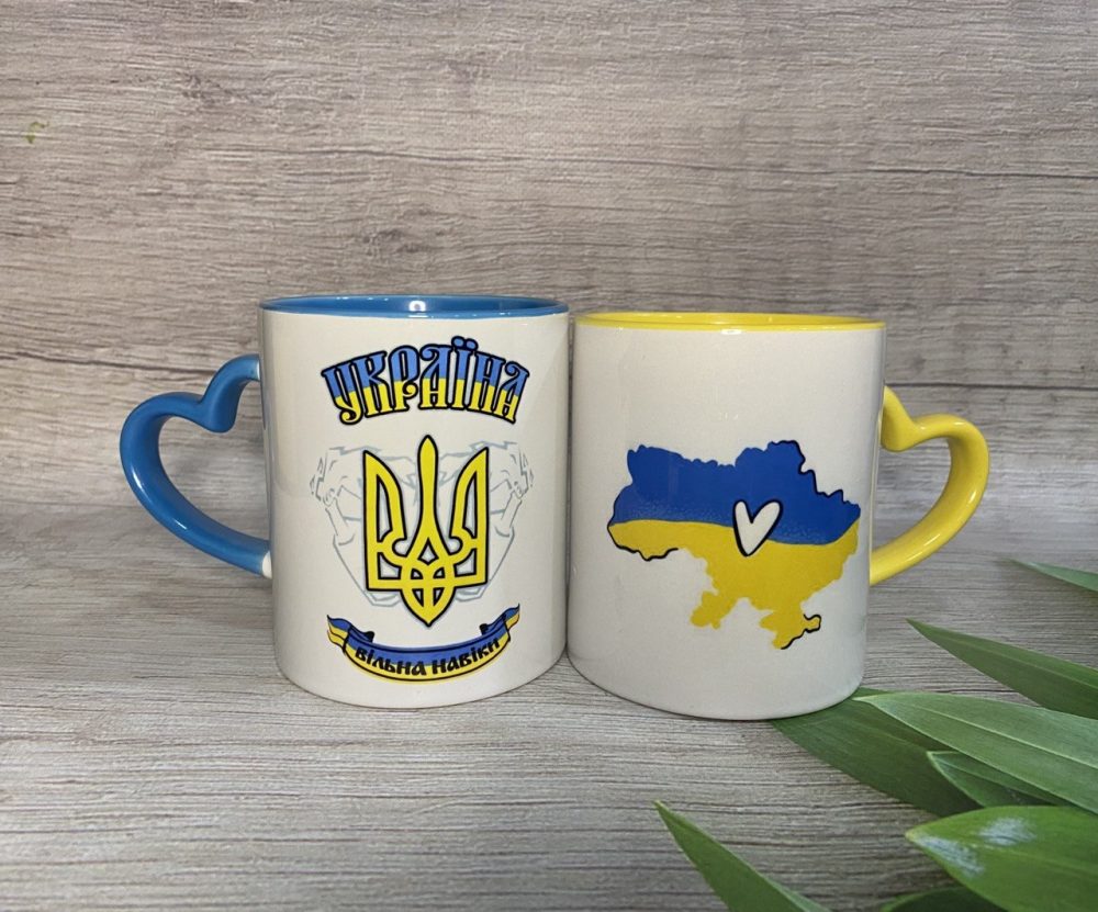 Чашки з ручкою-серцем у різних кольорах